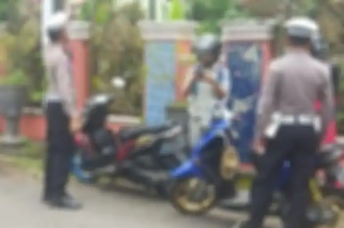 Ilustrasi operasi lalu lintas menindak pemotor yang menggunakan knalpot brong.
