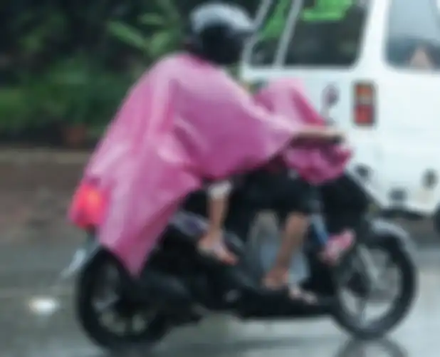 •Pandangan si kecil tertutup jas kelelawar