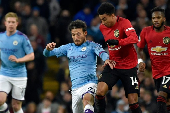 Jese Lingard dan David Silva terlibat perebutan bola pada duel derbi Manchester di Etihad Stadium, Minggu (8/12/2019).
