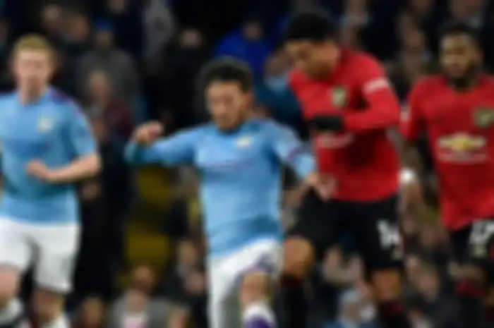 Jese Lingard dan David Silva terlibat perebutan bola pada duel derbi Manchester di Etihad Stadium, Minggu (8/12/2019).