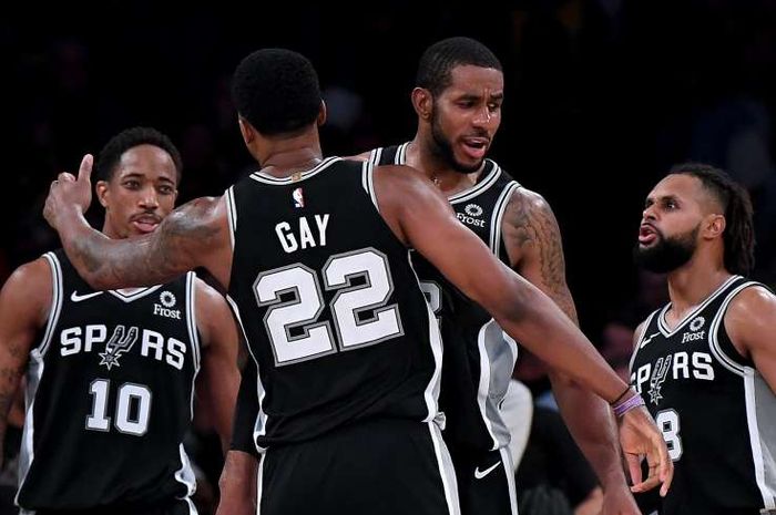 Para pemain San Antonio Spurs melakukan selebrasi seusai mencetak poin atas tim lawan.