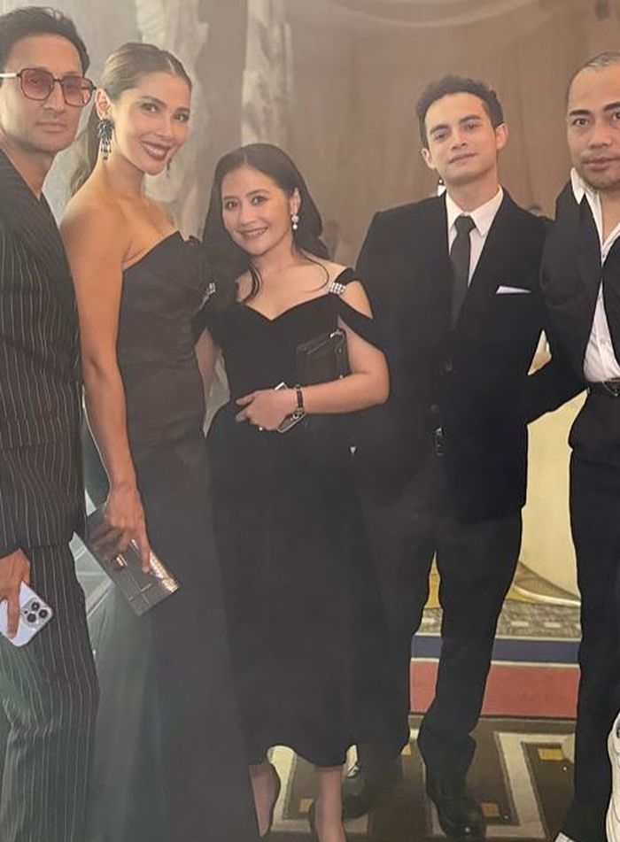 Sanjay Mulani, Nadia Mulya, Prilly Latuconsina, dan Omara Esteghlal di resepsi pernikahan Luna Maya dan Maxime Bouttier.