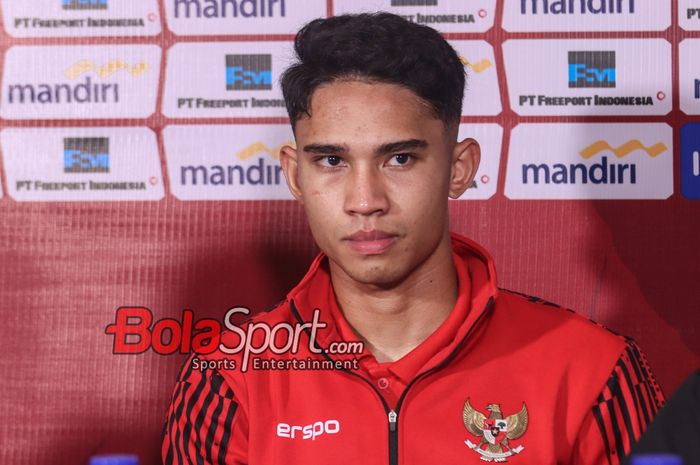 Pemain timnas Indonesia, Marselino Ferdinan, sedang memberikan keterangan kepada awak media di Stadion Madya, Senayan, Jakarta, Minggu (2/6/2024).