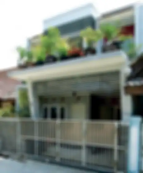 Tampak depan rumah terlihat unik dengan adanya kolom yang miring. Untuk menambah fungsi carport, bagian depan ditambahi kisi-kisi untuk mengurangi tampias yang mengenai mobil.