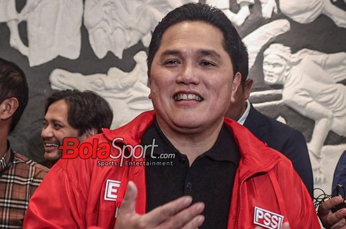 Ketua Umum PSSI, Erick Thohir, sedang memberikan keterangan kepada awak media di Stadion Madya, Senayan, Jakarta, Jumat (22/3/2024) malam.