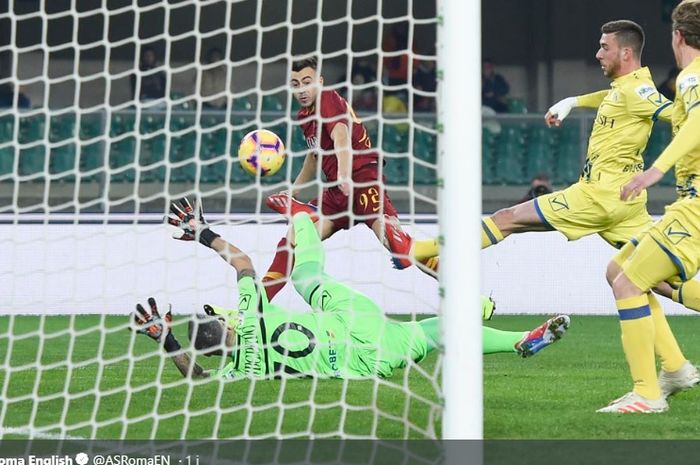 Penyerang AS Roma, Stephan El Shaarawy, mencetak gol ke gawang Chievo dalam laga Liga Italia di Stadion Marc'Antonio Bentegodi, Jumat (8/2/2019).