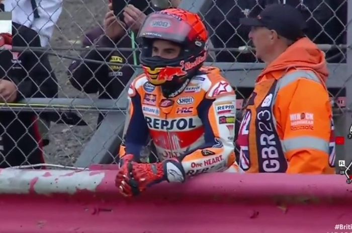 Marc Marquez terdiam setelah mengalami crash pada balapan utama MotoGP Inggris 2023, di Sirkuit Silverstone, Inggris, Minggu (6/8/2023) sekaligus gagal finis untuk kesekian kalinya pada musim ini.