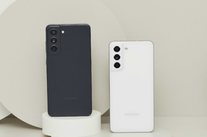 Samsung Galaxy S21 FE 5G warna Graphite dan White.