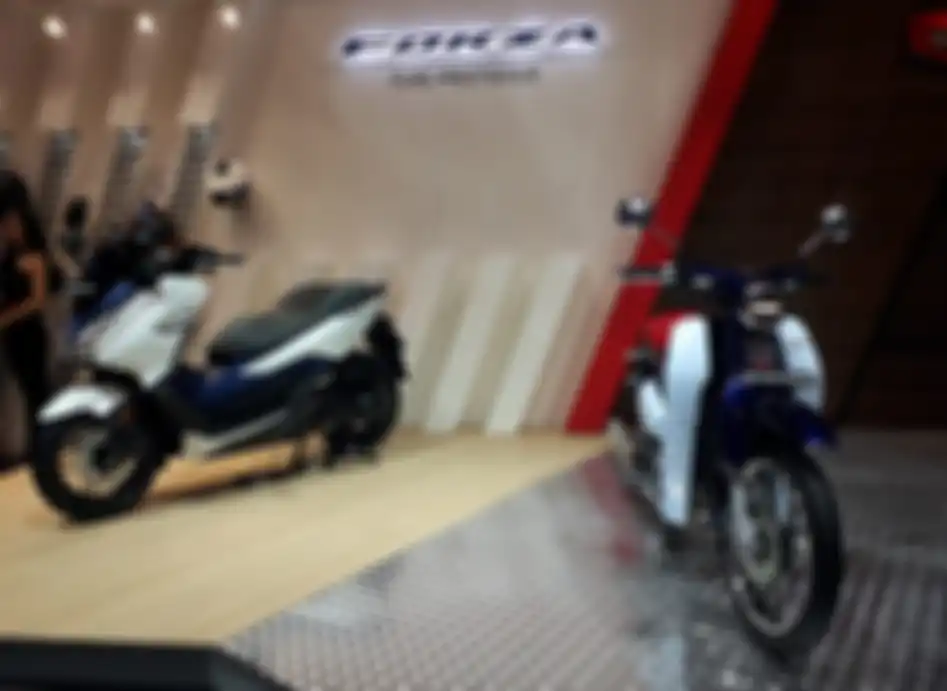 Dua line-up baru Honda Indonesia, Forza 250 (kiri) dan Super Cub 125 (kanan) disebut-sebut motor beb