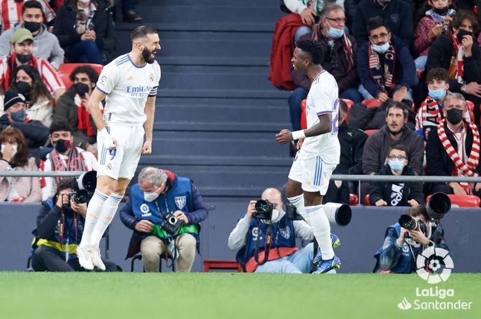 Selebrasi penyerang Karim Benzema saat masih membela Real Madrid bersama Vinicius Junior. Benzema mendukung Vinicius sebagai pemenang Ballon d'Or 2024.