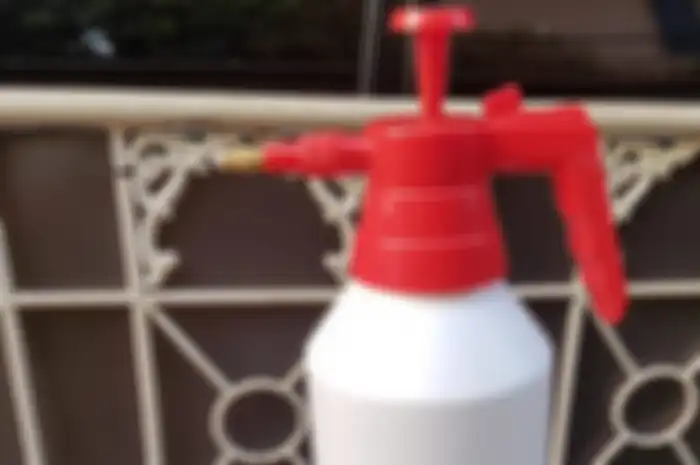 Pakai sprayer atau semprotan yang model ada pompanya buat tekanan anginnya ya! cuci steam sendiri jadi seperti di tempat cuci steam