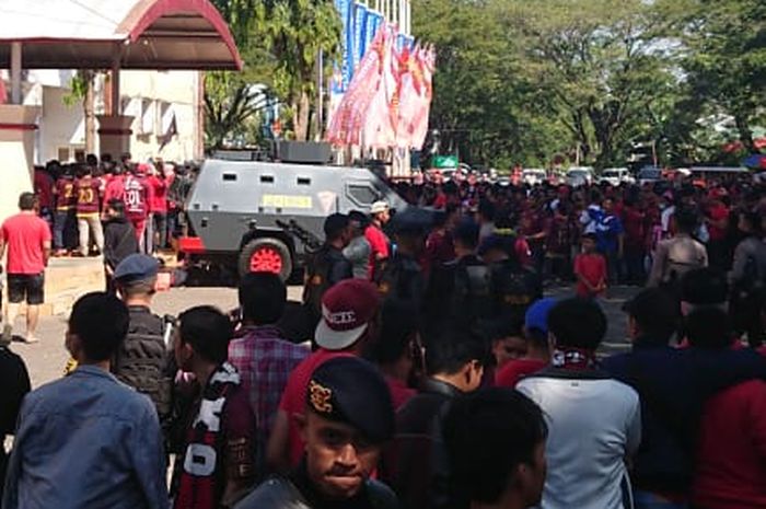 Para suporter memadati pintu masuk Stadion Mattoangin, Makassar, jelang final leg kedua Piala Indonesia PSM Makassar kontra Persija Jakarta, Minggu (27/10/2019).