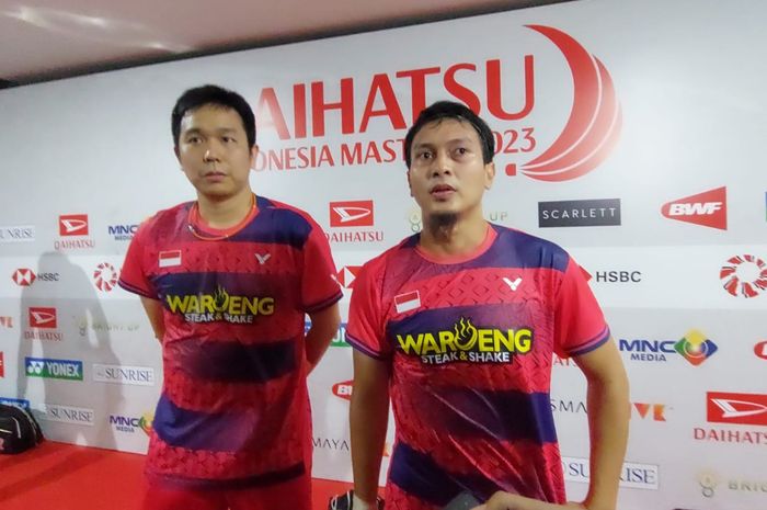 Pasangan ganda putra, Hendra Setiawan/Muhammad Ahsan saat memberikan keterangan kepada awak media seusai kalah dari Leo Rolly Carnando/Daniel Marthin seusai kalah 21-14, 21-17 pada babak 16 besar di Istora Senayan, Jakarta, Kamis (26/1/2023).