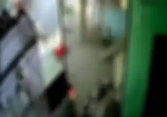 Serem, Detik-detik Avanza Hantam Truk di Pasuruan, Pemotor Terjepit dan Terpental Keras