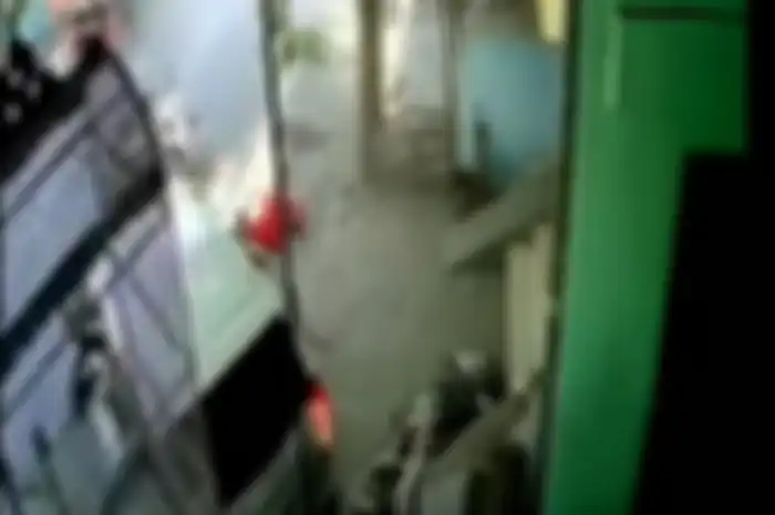 Pemotor tersungkur di aspal usai terjepit diantara tabrakan Avanza dengan truk di Pasuruan, Jatim.