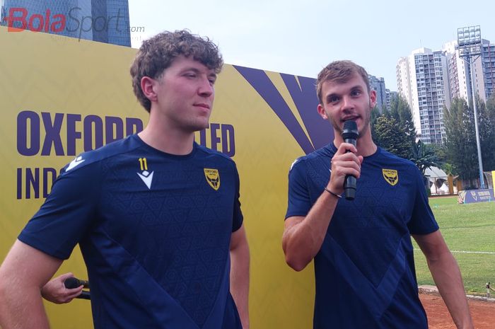 Rekan Ole Romeny di Oxford Uniter yakni Stanley Mills (kanan) menyebut bahwa sepak bola Indonesia memiliki keunggulan yang tak ada di Inggris yakni antusiasme luar biasa fans.