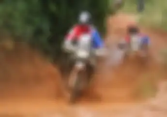Terlalu Semangat  Lewat Jalan Lumpur Biker Ini Bikin Ngakak, Lihat Videonya