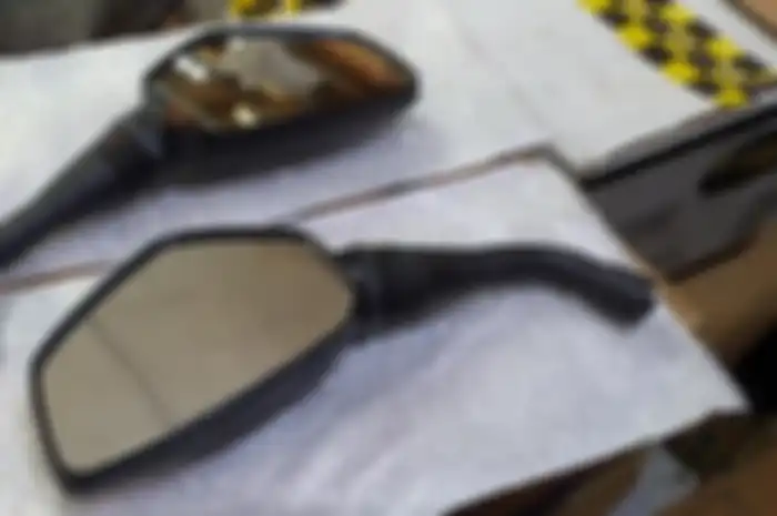 Lagi trend pasang spion Pulsar 200NS ke Yamaha Aerox, harga murah meriah tampilan jadi berubah.