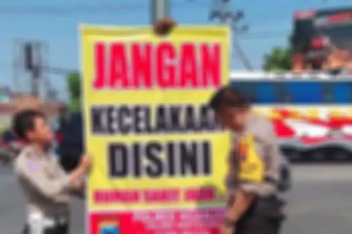 Polsek Kertosono memasang baliho unik imbauan agar para pengendara hati-hati di jalan.