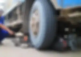 Motor Matic Remuk Masuk Kolong Truk Molen, Pemotor Tutup Usia Jelang Buka Puasa