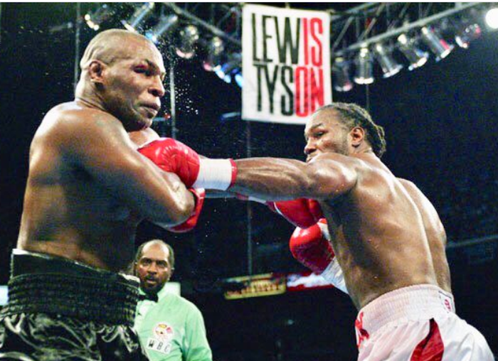 Pertarungan Mike Tyson (kiri) vs Lennox Lewis (kanan) terjadi pada 8 Juni 2002. Dalam duel itu, Lewis menjadi pemenang atas Tyson.