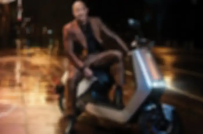 Film Fast and Furious bakal muncul motor listrik, Vin Diesel terciduk lagi asyik tunggangi Yadea G5.