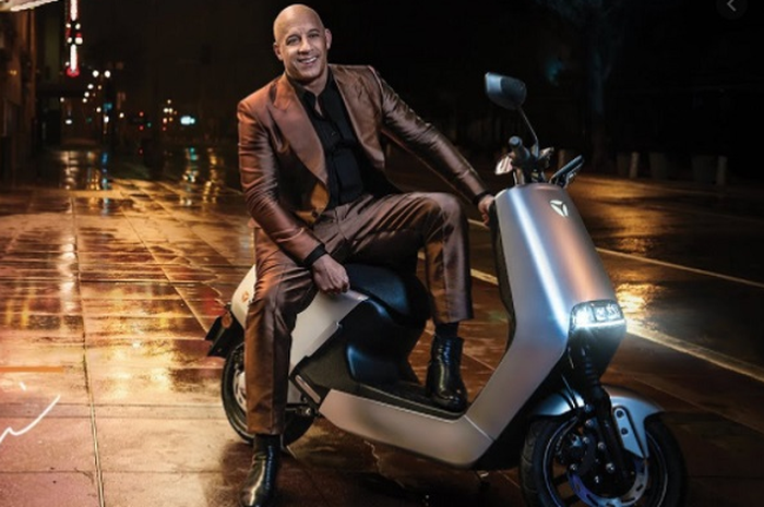 Film Fast and Furious bakal muncul motor listrik, Vin Diesel terciduk lagi asyik tunggangi Yadea G5.