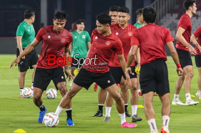 Fachruddin Aryanto (kiri) dan Marselino Ferdinan (kanan) sedang berlatih bersama sejumlah pemain timnas Indonesia di Stadion Utama Gelora Bung Karno, Senayan, Jakarta, Rabu (11/10/2023).