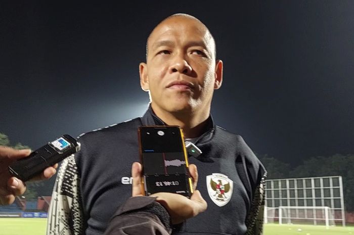 Pelatih timnas U-16 Indonesia, Nova Arianto saat ditemui awak media di Lapangan UNS (Universitas Sebelas Maret), Minggu (23/62024) malam.