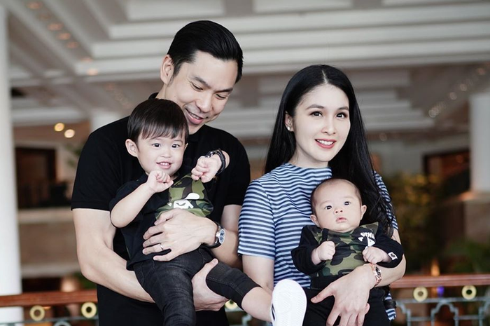 Harvey Moeis - Sandra Dewi dan kedua putra mereka