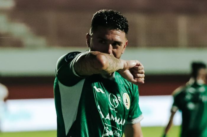 Bomber PSS Sleman, Jonathan Bustos, berselebrasi usai mencetak gol ke gawang RANS Nusantara FC.