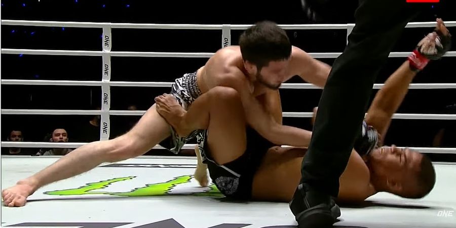 Hasil ONE Fight Night 29 - Diguncang Ground and Pound Lawan, Comeback Eko Roni Saputra ke ONE Championship Berakhir Pahit