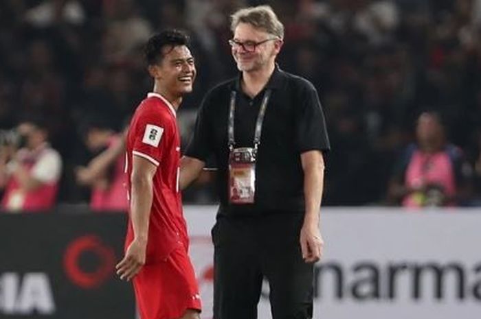 Pelatih Timnas Vietnam Philippe Troussier berbincang dengan bek Timnas Indonesia Pratama Arhan usai pertandingan.