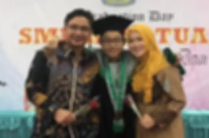 Kiesha Alvaro bersama kedua orang tuanya di acara wisuda 