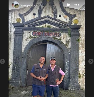 Alex Pastoor dan Denny Landzaat di Ternate.