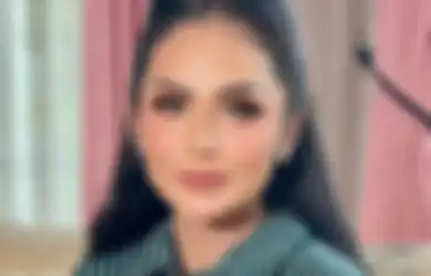 Blusukan ke Pasar untuk Sidak Makanan Bareng Tim DPR, Krisdayanti Tetap Tampil Cetar dengan Gaun Batik Merah dan Wajah Full Makeup, Tengok Penampilan Sang Diva yang Bikin Salah Fokus
