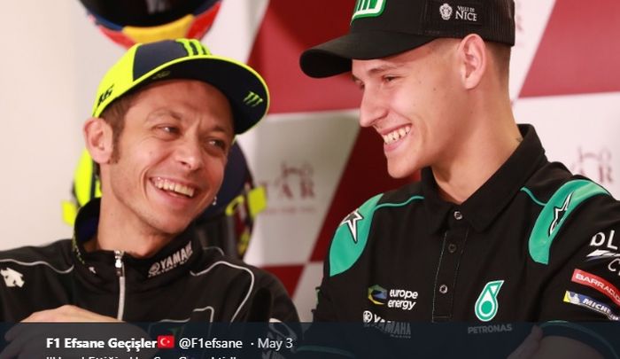 Pembalap Monster Energy Yamaha, Valentino Rossi (kiri), berbicara dengan pembalap Petronas Yamaha SRT, Fabio Quartararo, saat konferensi pers menjelang seri balap MotoGP Qatar di Sirkuit Losail, Qatar. 7 Maret 2019.