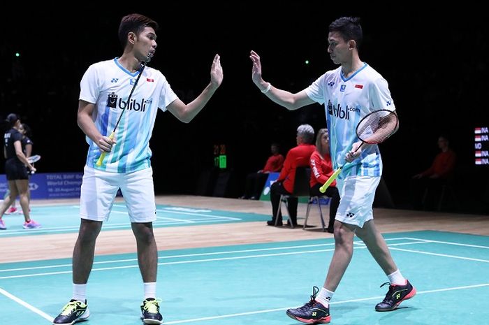 Pasangan ganda putra Indonesia, Fajar Alfian/Muhammad Rian Ardianto, melakukan tos pada babak perempat final Swiss Open 2019 di St Jakobshalle, Jumat (15/3/2019).