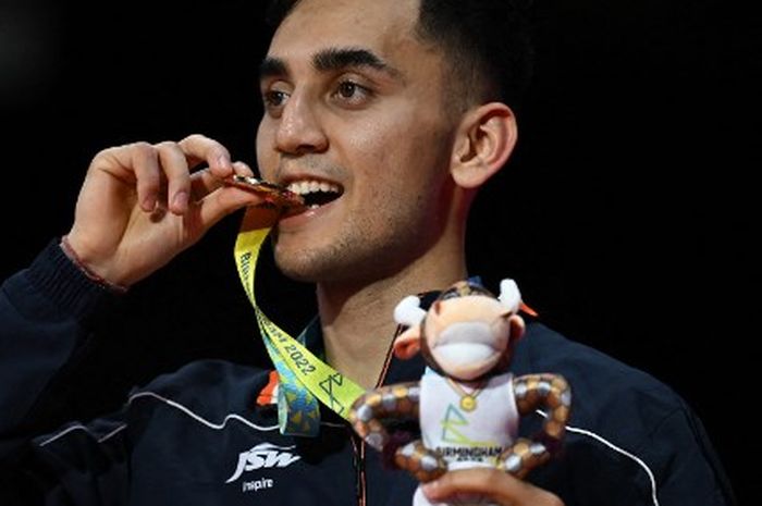 Pebulu tangkis tunggal putra India, Lakshya Sen, berpose dengan medali emas Commonwealth Games 2022 di NEC Arena, Birmingham, Inggris, Senin (8/8/2022)