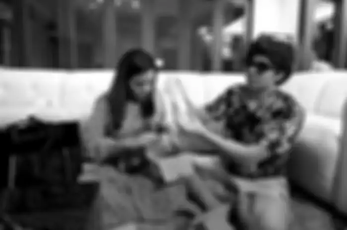 Atta dan Aurel saat unboxing kamera yang dibelinya