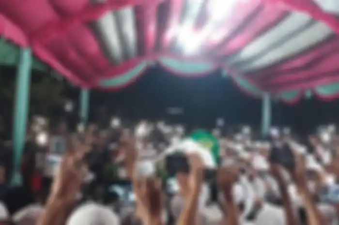 Jenazah Ustaz Arifin Ilham saat akan dimakamkan di Halaman Masjid Az-zikra, komplek Pondok Pesanten Az-zikra, Gunung Sindur, Kabupaten Bogor, Jawa Barat, Kamis (23/5/2019).