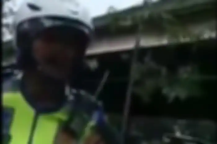 Polisi emosi dan langsung menyerang pria yang merekam aksinya di Jakarta Utara.