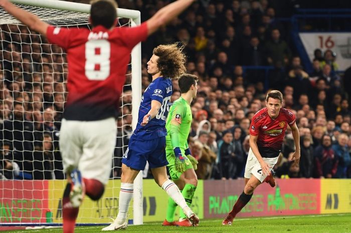 Gelandang Manchester United, Ander Herrera (kanan), merayakan gol yang dicetak ke gawang Chelsea dalam laga ronde kelima Piala FA di Stadion Stamford Bridge, Senin (18/2/2019).