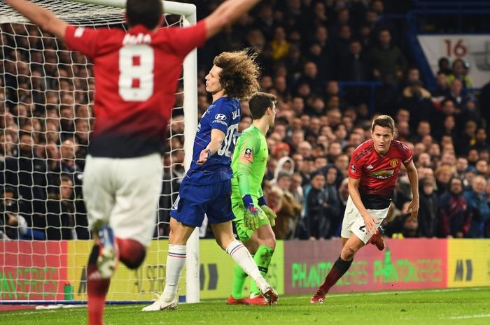 Gelandang Manchester United, Ander Herrera (kanan), merayakan gol yang dicetak ke gawang Chelsea dalam laga ronde kelima Piala FA di Stadion Stamford Bridge, Senin (18/2/2019).