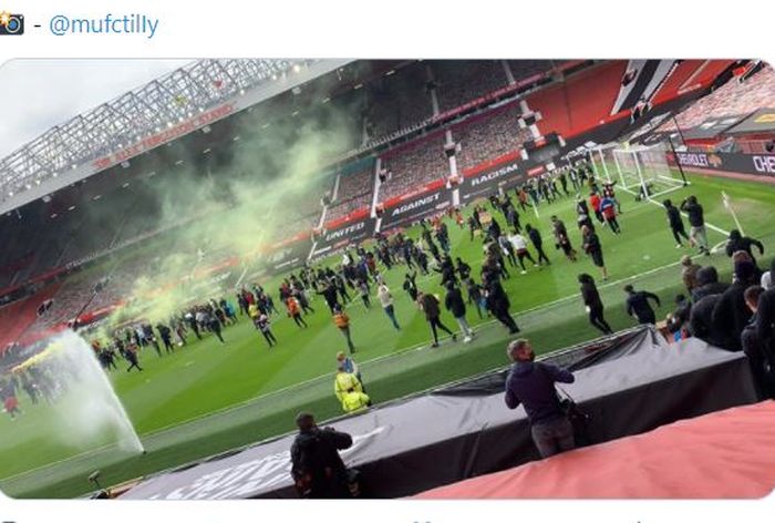 Fans Manchester United merusuh di Stadion Old Trafford, jelang laga melawan Liverpool Minggu (2/5/2021).