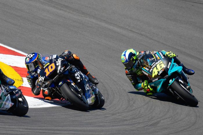 Pembalap Sky46 Reale Avintia, Luca Marini, dan Valentino Rossi (kanan) saat balapan MotoGP Portugal 2021 di Sirkuit Algarve, Minggu (18/4/2021).