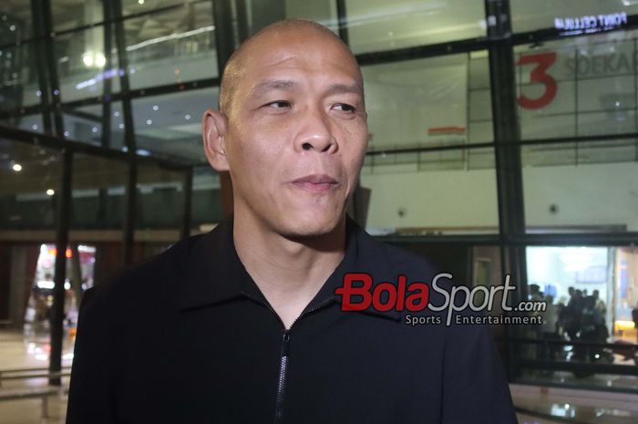 Pelatih Timnas U-17 Indonesia, Nova Arianto, sedang memberikan keterangan kepada awak media seusai tiba di Bandara Soekarno Hatta, Tangerang, Banten, Kamis (17/4/2025) malam.