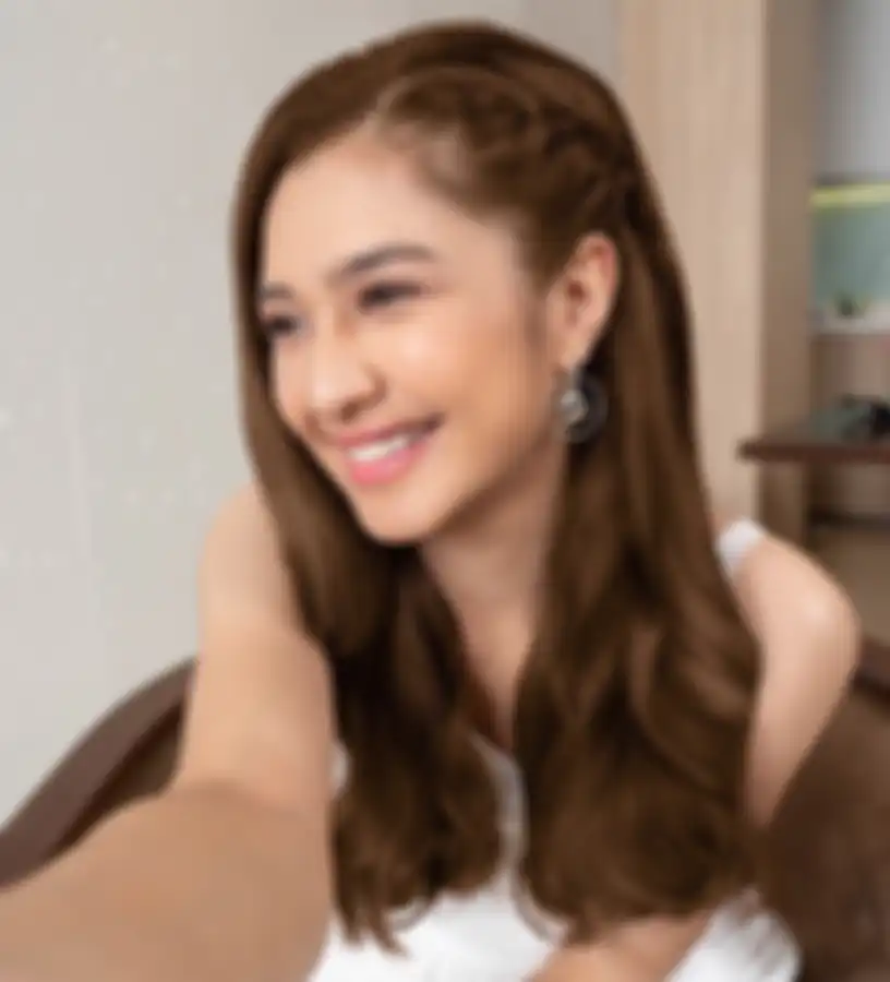 Gaya rambut kepang ala Mikha Tambayong