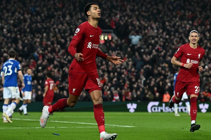 Penyerang Liverpool, Cody Gakpo, merayakan gol ke gawang Everton dalam laga Liga Inggris di Stadion Anfield, Senin (13/2/2023).