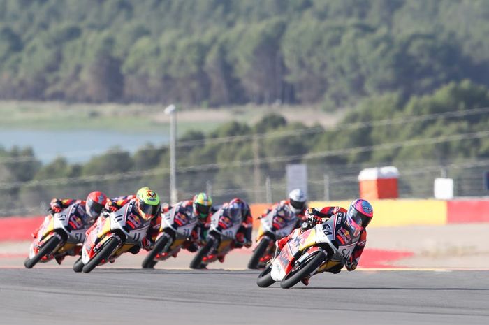 Pembalap Indonesia, Veda Ega Pratama dikejar rival-rivalnya saat sempat memimpin balapan kedua Red Bull Rookies Cup 2025 seri Aragon.